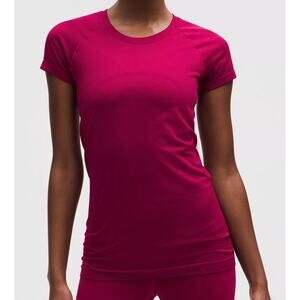 6489 - LULULEMON Swiftly Tech Sht-Slve Shirt Hip Lngth in Berry Rum Sz 10 **PULL